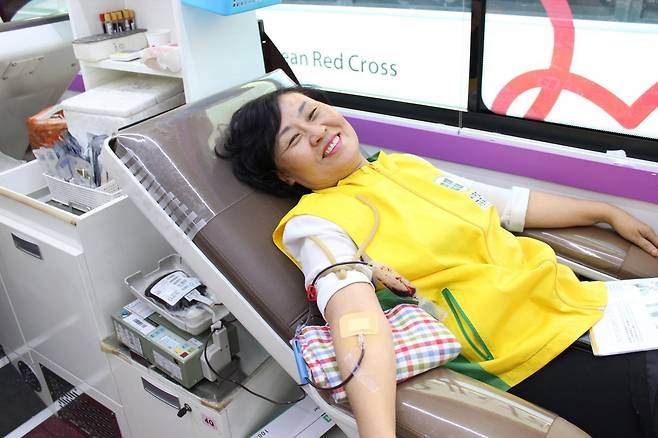 신천지자원봉사단 울산지부 회원이 헌혈버스에서 헌혈에 참여하고 있는 모습. 사진제공ㅣ신천지자원봉사단