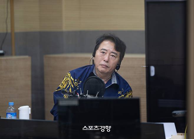 최일구 전 앵커가 지난 15일 진행된 TBS ‘최일구의 허리케인 라디오’ 마지막 생방송을 진행하고 있다. 이하 TBS 제공