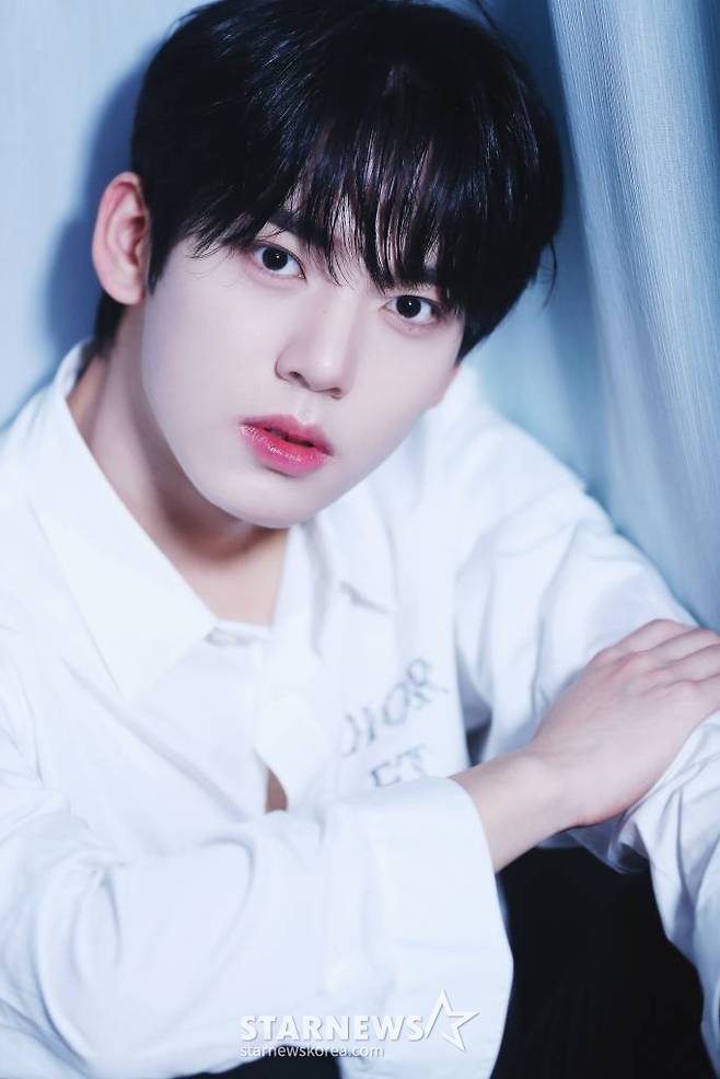 그룹 제로베이스원(ZEROBASEONE) 한유진이 서울 종로구 스타뉴스 사옥에서 진행된 '2023 아시아 아티스트 어워즈 인 필리핀'(2023 Asia Artist Awards IN THE PHILIPPINES, 이하 2023 AAA) 수상 인터뷰에 앞서 포즈를 취하고 있다.  제로베이스원은 '2023 AAA'에서 AAA 신인상, AAA 베스트 뮤지션상을 수상했다.  제로베이스원은 지난해 7월 데뷔한 이후 지금까지 국내 유력 시상식에서 신인상 9관왕을 포함, 총 15개 트로피를 들어올렸다. /사진=김창현