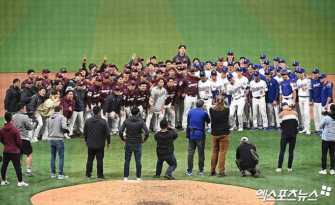 17일 서울 구로구 고척스카이돔에서 열린 메이저리그 월드투어 서울시리즈 2024 스페셜 매치 키움 히어로즈와 LA 다저스의 경기, 경기 종료 후 양 팀 선수단이 기념 촬영을 하고 있다. 고척, 김한준 박지영 기자
