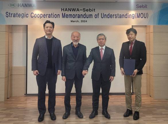 박민규(왼쪽 두번째) 새빗켐 대표 시라사와 쇼지(왼쪽 세번째) 한와흥업 Metal Recycling 임원이 업무 협약을 체결한 뒤 기념 촬영을 하고 있다. (사진=새빗켐)