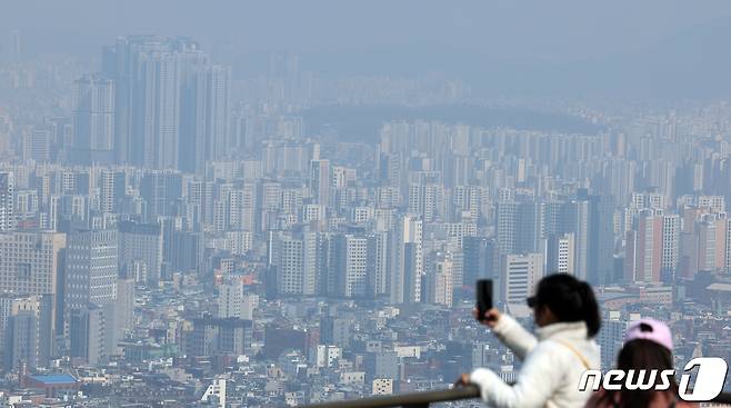 사진은 이날 남산에서 바라본 아파트 모습. 2024.3.14/뉴스1 ⓒ News1 김명섭 기자