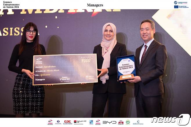 지난 1일 개최된 '2024년 튀니지 여성기업인 시상식'에서 음바르키(Mbrarka Mbarki) 대상 수상자에게 상패를 전달하는 선남국 주튀니지대사