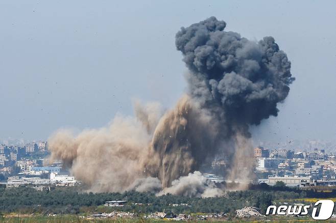 13일(현지시간) 이스라엘과 팔레스타인 무장 정파 하마스 간 갈등이 계속되는 가운데 가자지구에서 폭발이 일어나 연기가 피어오르는 모습. 24.03.13 ⓒ 로이터=뉴스1 ⓒ News1 김예슬 기자