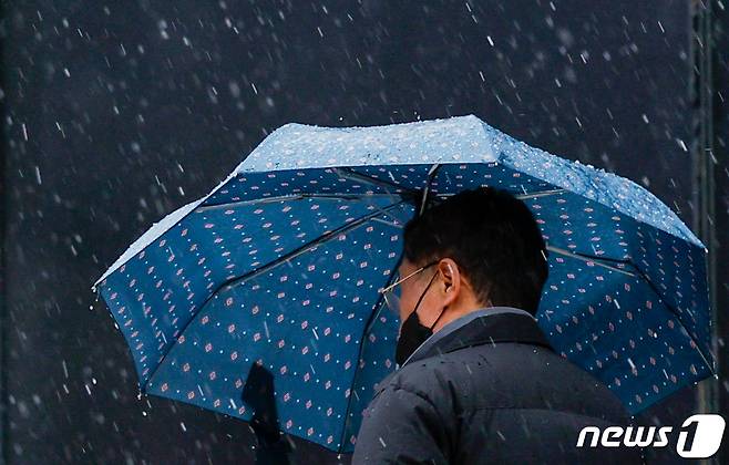 서울 중구 명동거리에서 우산을 쓴 시민이 발걸음을 재촉하고 있다. 2024.3.7/뉴스1 ⓒ News1 안은나 기자