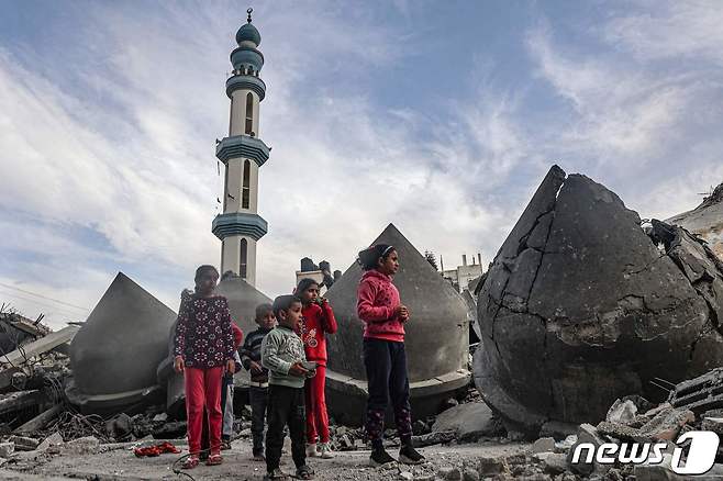 17일(현지시간) 가자지구 남부 라파에서 아이들이 이스라엘의 공습으로 파괴된 알 파루크 모스크 잔해 옆을 지나가고 있다. 2024.03.17/ ⓒ AFP=뉴스1 ⓒ News1 권진영 기자