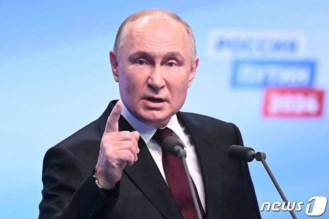블라디미르 푸틴 러시아 대통령이 17일(현지시간) 대선 5선에 성공한 뒤 모스크바 선거운동 본부에서 취재진을 만나 “러시아는 더 강하고 효과적이어야 한다”고 밝히고 있다. 2024.3.18 ⓒ AFP=뉴스1 ⓒ News1 우동명 기자