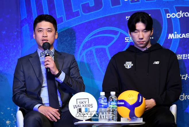 현대캐피탈 진순기 감독대행이 18일 서울 청담동 리베라호텔에서 열린 2023~2024 V-리그 포스트시즌 미디어데이에서 포스트시즌 각오를 밝히고 있다.2024. 3. 18.최승섭기자 thunder@sportsseoul.com