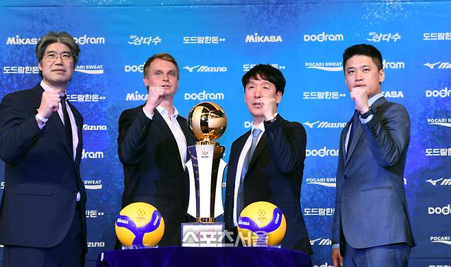OK금융그룹 오기노 마사지 감독, 대한항공 토미 틸리카이넨 감독, 우리카드 신영철 감독, 현대캐피탈 진순기 감독대행(왼쪽부터)이 18일 서울 청담동 리베라호텔에서 열린 2023~2024 V-리그 포스트시즌 미디어데이에서 포즈를 취하고 있다. 2024. 3. 18.최승섭기자 thunder@sportsseoul.com