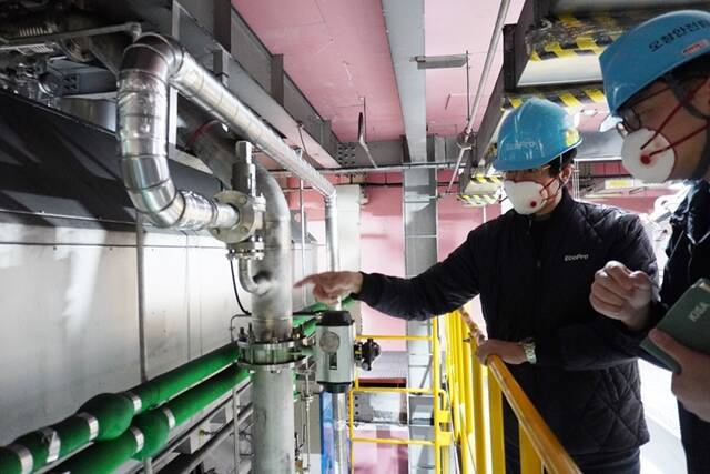 에코프로 EHS지원실 임직원들이 생산 현장의 시설을 점검하고 있다. /에코프로그룹