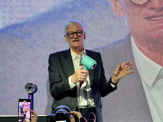 다이슨의 창업자이자 수석 엔지니어인 제임스 다이슨이 18일 서울 성수동에서 열린 '다이슨 슈퍼소닉 뉴럴 헤어드라이어' 출시 간담회 무대에 올라 세계 최초로 한국에서 제품을 공개했다. (사진=지디넷코리아 신영빈 기자)