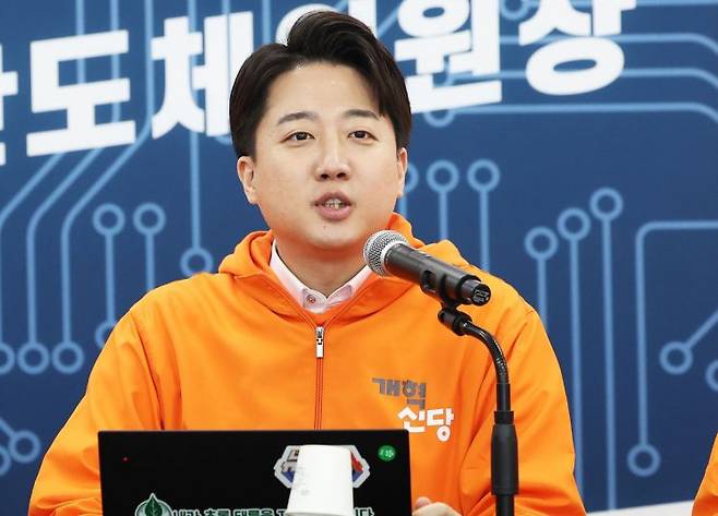 이 대표는 이날 경기 화성을 자신의 선거사무소 개소식에서 "보수와 진보를 넘어서서 대한민국의 미래를 고민하는 정치를 하겠다"며 "거대 양당의 끝없는 경쟁은 더는 의미가 없다"고 말했다. 이어 "여기 모인 개혁신당은 양당정치에 있어서 쓴맛을 볼 만큼 보고 나서 새로운 시도를 위해 모였다"며 "이 길이 성공보단 실패의 가능성이 크고, 순탄하기보단 험난할 걸 알지만 흔들리지 않고 우리의 길을 가겠다"고 강조했다. [사진출처=연합뉴스]