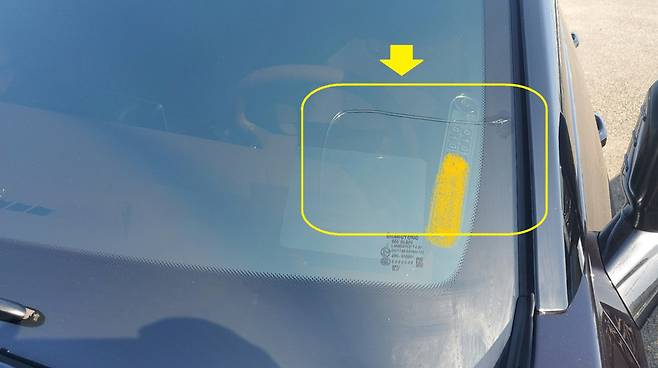 사진 : 토레스 앞유리에 금이 간 모습 (출처=토레스 동호회)