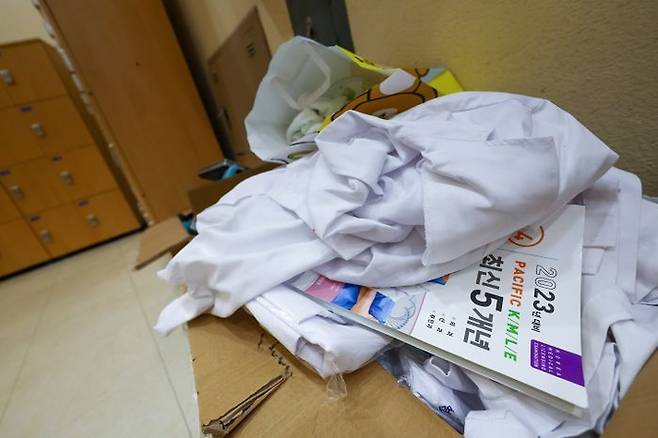 전공의 집단이탈이 장기화하고 있는 가운데 5일 오후 서울 시내 한 의과대학 학생회관에 가운과 의사국가시험 서적이 버려져 있다.ⓒ연합뉴스