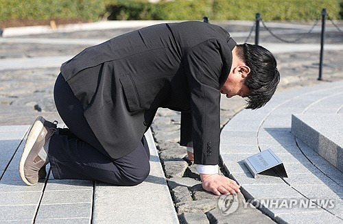 양문석 더불어민주당 경기 안산갑 후보가 18일 오전 경남 김해시 진영읍 봉하마을 노무현 전 대통령 묘역을 참배하고 있다. 양 후보는 2008년 '국민 60∼70％가 반대한 한미 FTA(자유무역협정)를 밀어붙인 노무현 대통령은 불량품'이라는 등 내용의 칼럼을 썼다는 사실이 알려지며 노 전 대통령을 비하했다는 지적이 당내에서 제기됐다. [김해=연합뉴스]