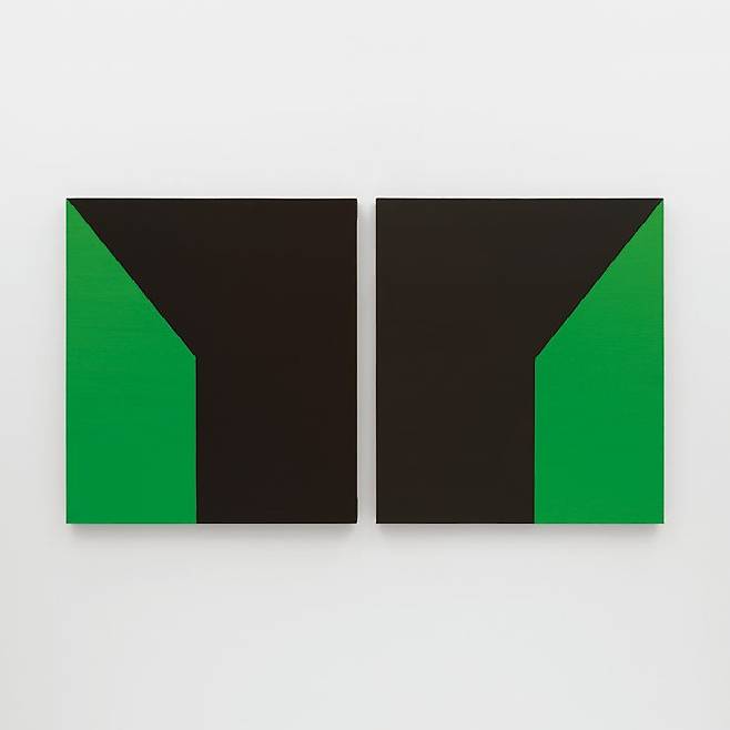 ‘Diptych(Green & Black)’(1976). ©Carmen Herrera, Courtesy Lisson Gallery