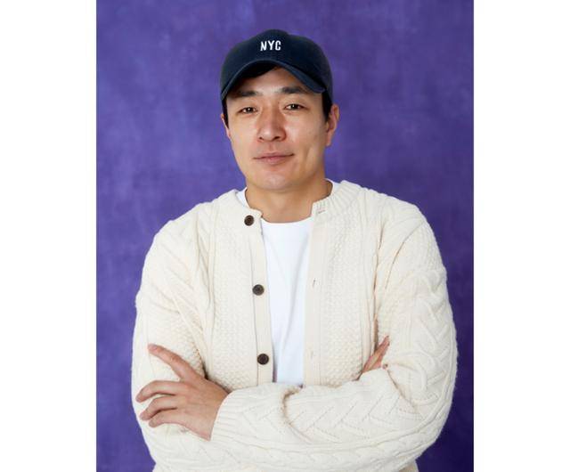 18일 서울 종로구에서 위치한 한 카페에서 넷플릭스 오리지널 '닭강정'을 연출한 이병헌 감독은 본지와 만나 다양한 이야기를 나눴다. '닭강정'은 의문의 기계에 들어갔다가 닭강정으로 변한 딸 민아(김유정)를 되돌리기 위한 아빠 선만(류승룡)과 그녀를 짝사랑하는 백중(안재홍)의 신계(鷄)념 코믹 미스터리 추적극이다. 넷플릭스 제공