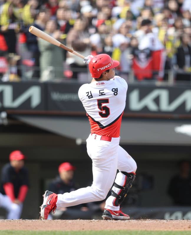 시범 경기에서 타격하는 김도영의 모습. KIA 제공