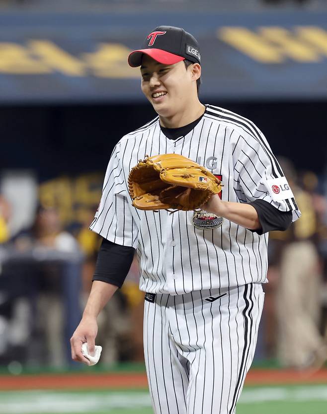 한국에서 사상 최초로 열리는 미국프로야구 메이저리그(MLB) 정규시즌 개막전을 앞두고 18일 오후 서울 고척스카이돔에서 샌디에이고 파드리스와 LG 트윈스가 스페셜매치를 펼쳤다. LG 선발 임찬규가 1회를 연속삼진으로 끝내고 들어가고있다. 고척돔=정시종 기자