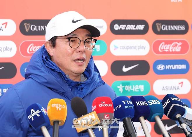2026 북중미 월드컵 아시아지역 2차 예선 태국과의 2연전을 앞두고 소집된 대한민국 축구대표팀이 18일 오후 경기 고양시 고양종합운동장에서 훈련을 가졌다. 임시 대표팀감독을 맡은 황선홍 감독이 훈련 전 취재진과 인터뷰를 하고 있다. 한편 대표팀은 오는 21일 서울월드컵경기장에서 태국과의 예선 3차전을 갖고 22일 출국해 26일 방콕에서 4차전을 소화한다. 고양=김민규 기자 mgkim1@edaily.co.kr /2024.03.18/