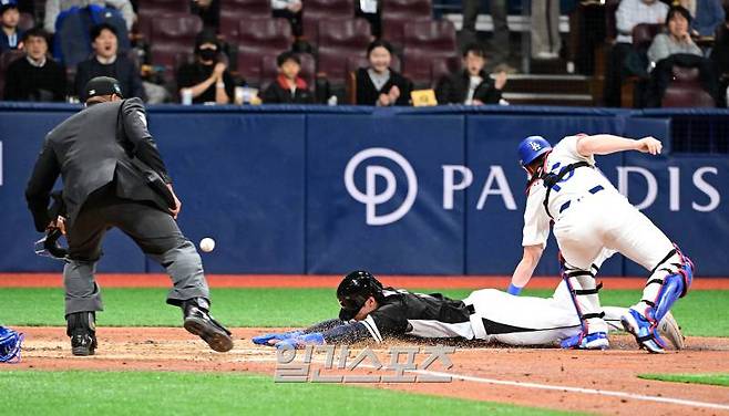 18일 서울 고척스카이돔에서 ‘메이저리그 월드투어 서울 시리즈 2024’ LA 다저스와 팀 코리아의 경기가 열렸다. 3회초 1사 3루에서 팀 코리아 김혜성이 강백호의 희생플라이에 홈에서 세이프되고 있다. 고척=정시종 기자&nbsp;