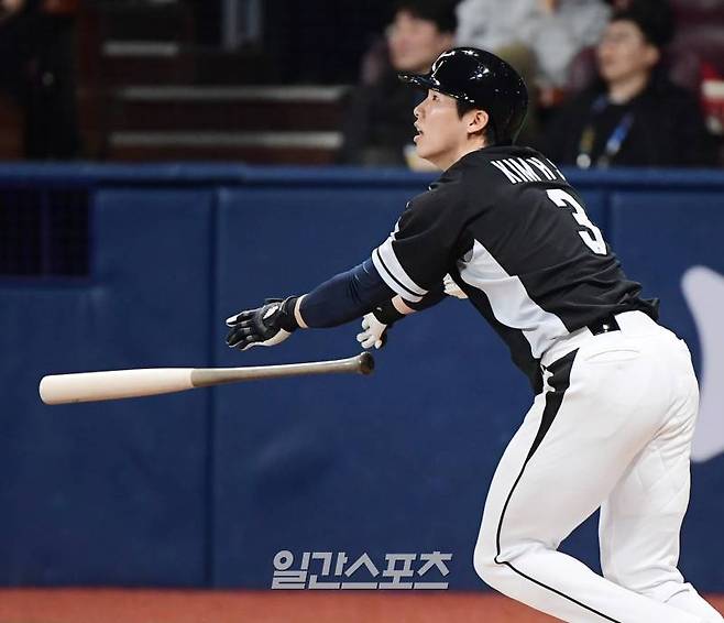 'MLB 월드투어 서울 시리즈 2024’ 팀 코리아와 LA 다저스의 경기가 18일 오후 서울 고척스카이돔에서 열렸다. 3회초 김혜성이 2루타를 치고 있다 고척=정시종 기자&nbsp;