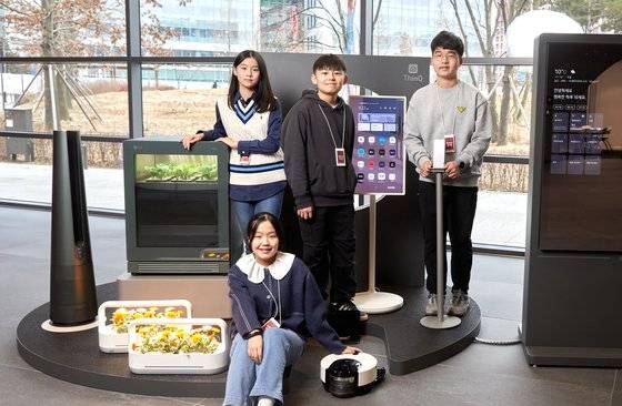 등가윤 학생모델·홍원교·이정한·정아인(뒷줄 왼쪽부터 시계방향) 학생기자가 생활 속 인공지능 기술과 그 기술이 변화시킬 미래 모습을 이해하기 위해 LG디스커버리랩을 찾았다.