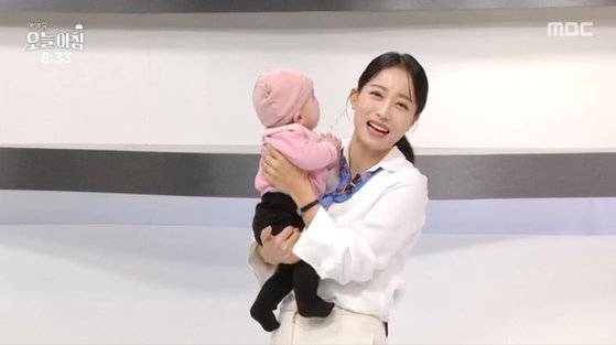 MBC 임현주 아나운서가 생후 170일 차 딸 아리아 양을 안고 생방송을 진행 중인 모습. 사진 MBC '생방송 오늘 아침' 캡처