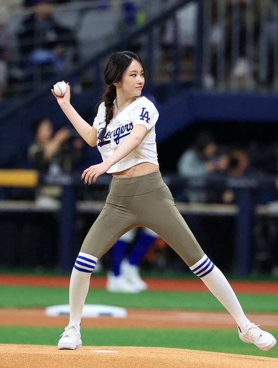 배우 전종서가 지난 17일 서울 고척스카이돔에서 열린 로스앤젤레스(LA) 다저스와 키움 히어로즈의 미국프로야구(MLB) 서울시리즈 연습경기에서 시구를 하고 있다. 연합뉴스