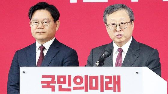 유일준 국민의미래 공천관리위원장이 18일 오후 서울 여의도 중앙당사에서 기자회견을 갖고 제22대 국회의원선거(총선) 비례대표 후보자 순번을 발표하고 있다. 뉴스1