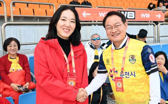 ▲ 춘천·철원·화천·양구 갑 선거구 허영 더불어민주당 후보와 김혜란 국민의힘 후보가 지난 16일 춘천시민축구단 홈경기가 열린 송암스포츠경기장에서 악수를 나누고 있다. 서영