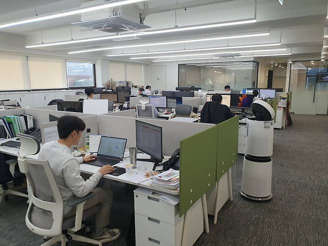 인사, 재경, 전략기획팀 직원들이 일하고 있다. 윤현주 기자