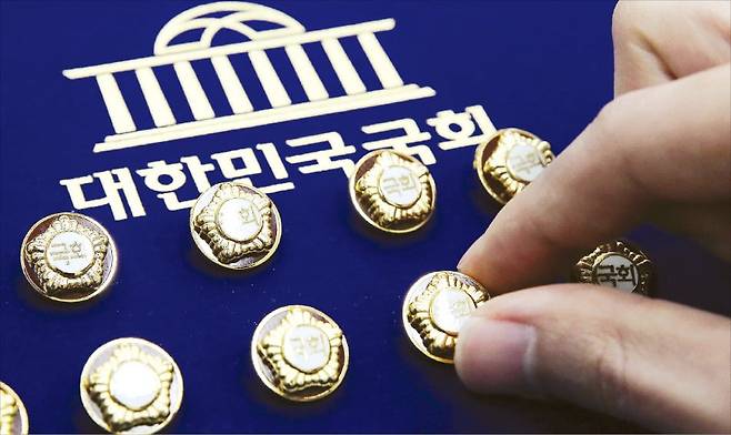 제22대 국회의원 선거(총선)를 앞두고 서울 여의도 국회 사무처에서 한 직원이 국회의원 배지를 정리하고 있다. /뉴스1