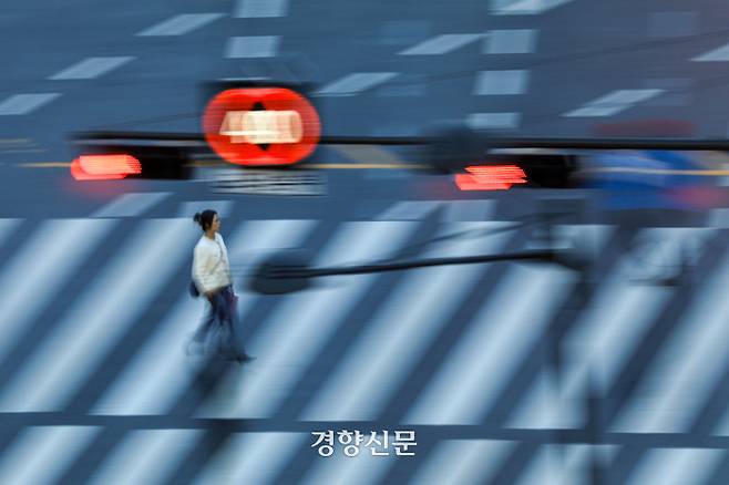 지난 12일 서울 종로구 광화문 광장 횡단보도에서 한 여성이 횡단보도를 건너고 있다. 이준헌 기자