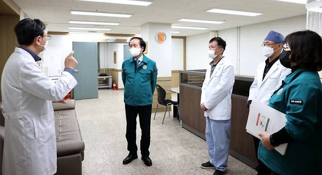 김주수 의성군수가 15일 지역응급의료기관인 영남제일병원을 방문해 의료 현장 상황을 점검했다. 의성군 제공