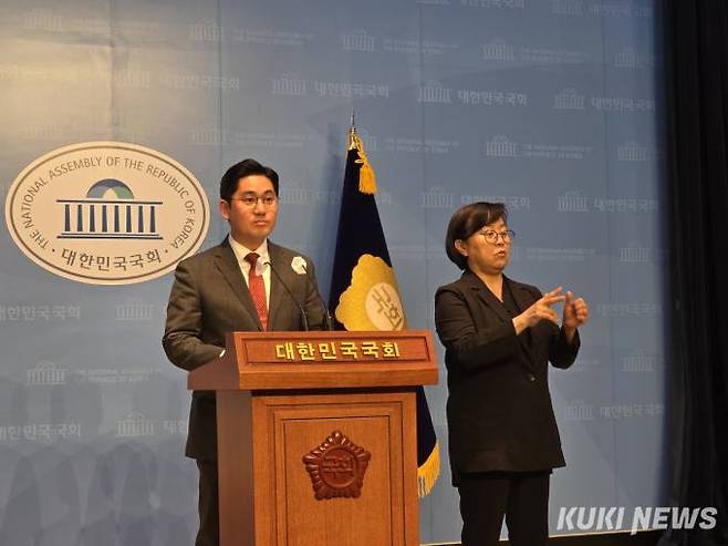 이민찬 국민의힘 중앙선대위 공보단 대변인이 18일 국회 소통관에서 이언주 더불어민주당 용인시정 후보의 과거 막말 문제를 비판하고 있다. 사진=임현범 기자