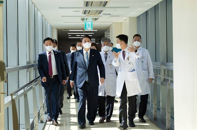 윤석열 대통령이 18일 오전 서울아산병원 어린이병원을 방문해 소아혈액종양병동 내 병원학교 초등부에 대한 설명을 듣고 있다. [사진 제공 = 대통령실]