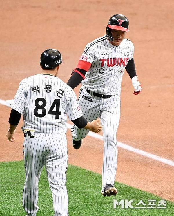 2회말 1사 LG 오지환이 솔로 홈런을 날린 후 그라운드를 돌고 있다. 사진(서울 고척)=천정환 기자