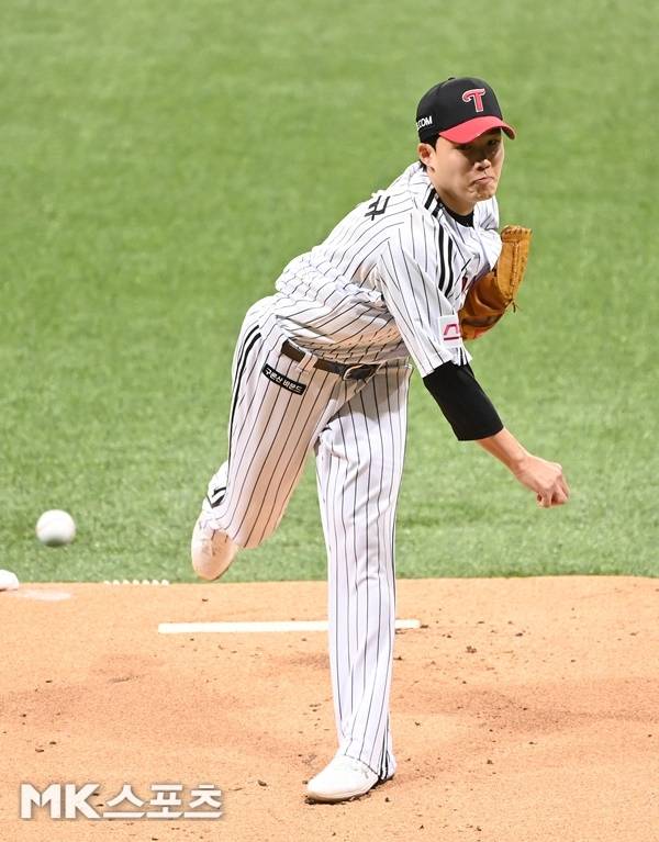 1회초 LG 선발투수 임찬규가 역투하고 있다. 사진(서울 고척)=천정환 기자