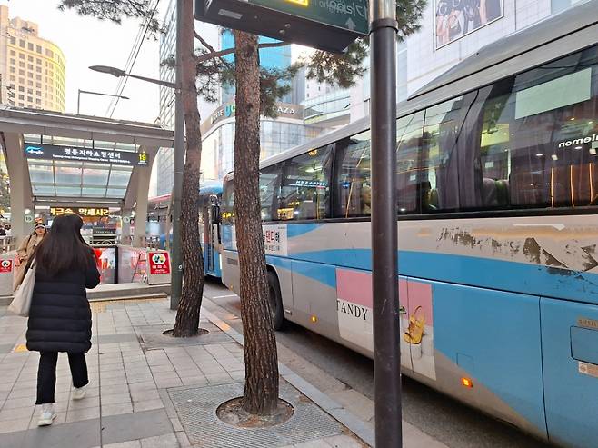 명동 입구 정류장에서 100m 부근에 명동입구 B정류장이 있다. B정류장을 이용하는 시민들이 버스에 모두 탑승할 때까지 뒤에서 버스 6대가 기다리고 있다. /사진=김지은 기자