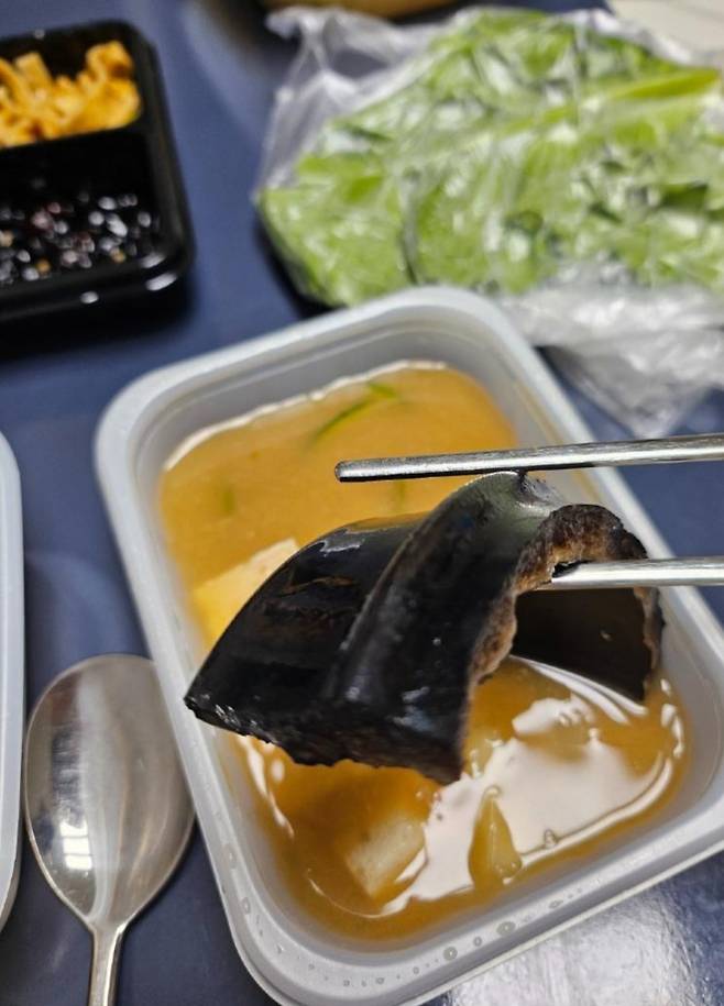 주문한 배달 음식에 뚝배기 조각이 나왔다는 사연이 공개돼 누리꾼들 사이에서 공분이 일고 있다. /사진=온라인 커뮤니티 캡처