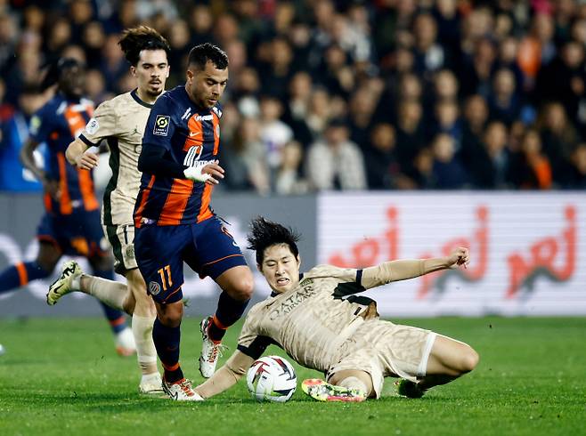 PSG 이강인이 몽펠리에와 경기에서 리그 2호골을 넣었다. 사진은 이강인이 상대 공격을 테클로 저지하는 모습. /사진= 로이터