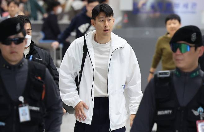 한국 축구 국가대표팀의 주장 손흥민이 18일 오후 인천국제공항 제2터미널을 통해 한국으로 입국했다. 사진은 이날 인천국제공항에서 경호를 받으며 이동하는 손흥민. /사진=뉴시스