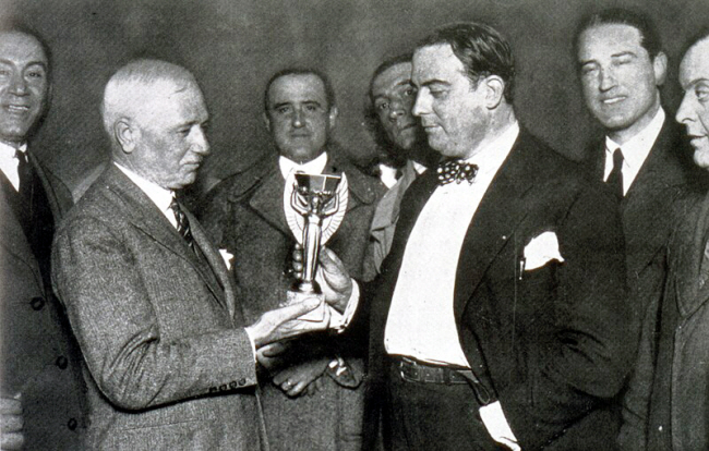 1930년 제1회 월드컵 때 쥘 리메(왼쪽) FIFA 회장이 우승국인 우루과이에 쥘리메컵을 수여하고 있다.   위키피디아