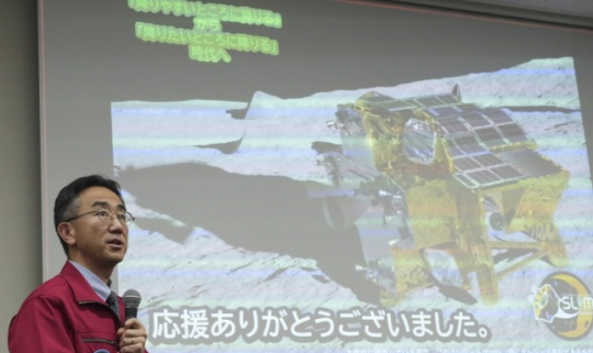 일본 달 탐사선 ‘슬림’(SLIM) 설명하는 JAXA 관계자. AP 연합뉴스 자료사진