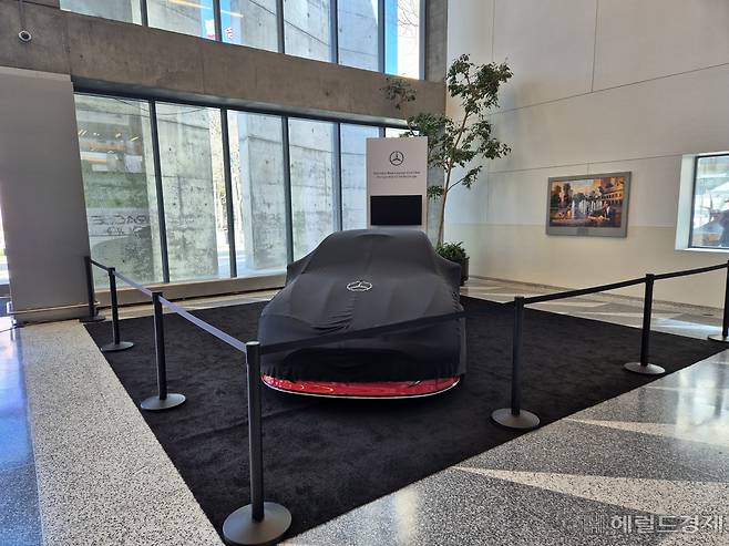 ‘엔비디아 GPU 테크놀로지 콘퍼런스 2024’가 열리는 새너제이 컨벤션센터 입구에는 메르세데스 벤츠 차량이 대형 커버로 뒤덮인 채 개막을 기다리고 있었다. 사진=김현일 기자(새너제이)/joze@heraldcorp.com