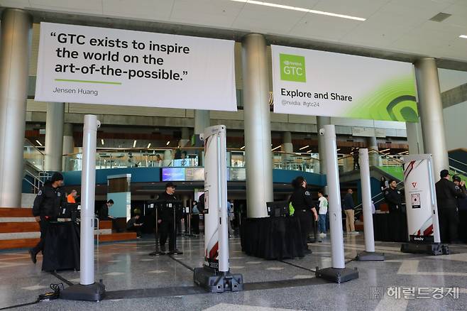 ‘엔비디아 GPU 테크놀로지 콘퍼런스 2024’ 개막을 하루 앞둔 17일(현지시간) 새너제이 컨벤션센터 입구에 설치된 보안 게이트. 사진=김현일 기자(새너제이)/joze@heraldcorp.com