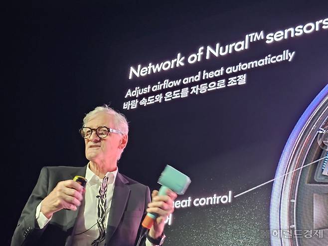 다이슨 창업자인 제임스 다이슨 수석 엔지니어가 18일 서울 성수동 복합문화공간 ‘성수xyz’에서 열린 다이슨 차세대 기술 론칭 행사에서 신제품 다이슨 슈퍼소닉 뉴럴 헤어드라이어를 소개하고 있다. 김민지 기자