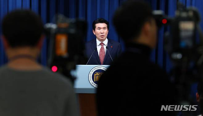 [서울=뉴시스] 전신 기자 = 황상무 시민사회수석이 20일 서울 용산 대통령실 청사에서 국민제안 정책화 과제 관련 브리핑을 하고 있다. 2023.12.20. photo1006@newsis.com