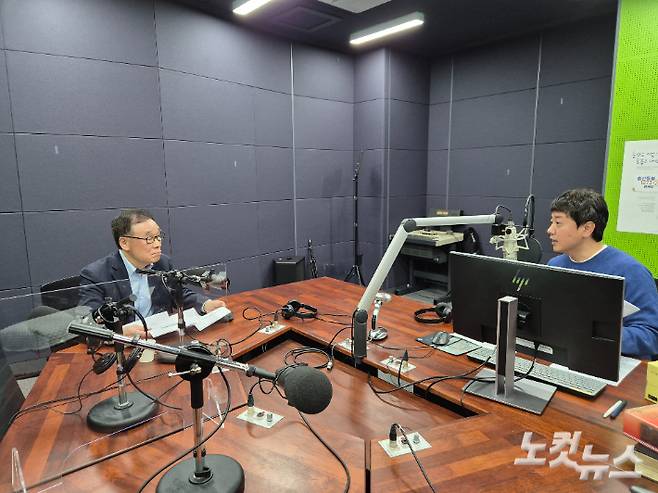 강원CBS 시사프로그램 <최진성의 위클리오늘>에 출연한 강원신용보증재단 김기선 이사장. 강민주 PD